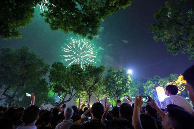 don-nam-moi-2017-ha-noi-to-chuc-le-hoi-phao-hoa-anh-sang-sac-mau_2